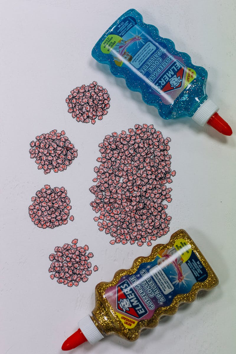 Utilaj agricol de mare tonaj în timpul lucrului pe câmp