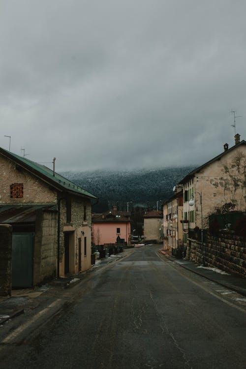 Szara Droga Otoczona Betonowymi Domami Na Tle Ciemnych Chmur