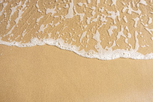 모래, 바다 거품, 손을 흔들다의 무료 스톡 사진