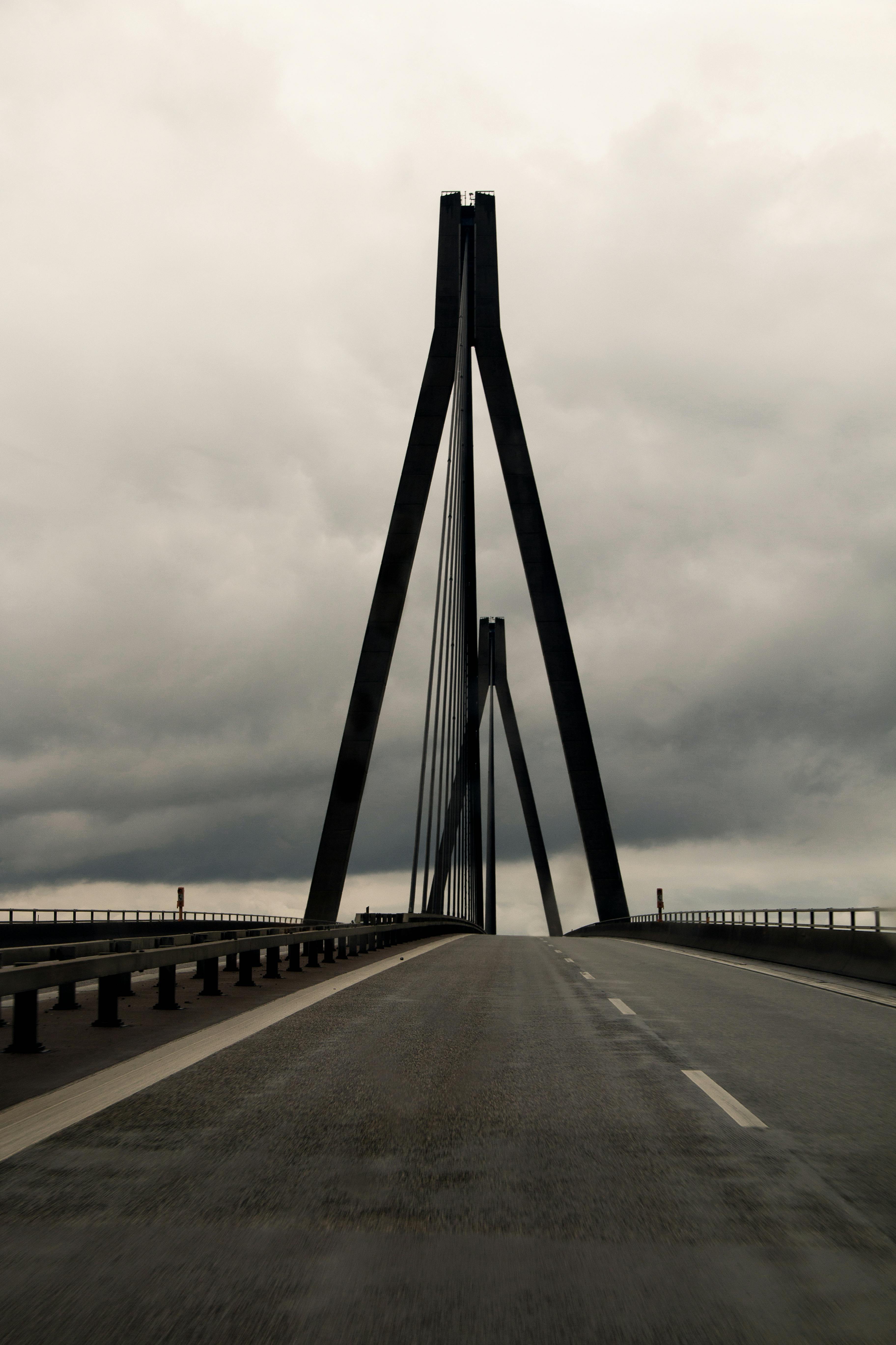 丹麦林斯特德多云天空下，现代结构桥梁呈现出一片戏剧性景象