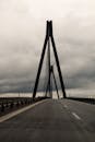 丹麦林斯特德多云天空下，现代结构桥梁呈现出一片戏剧性景象