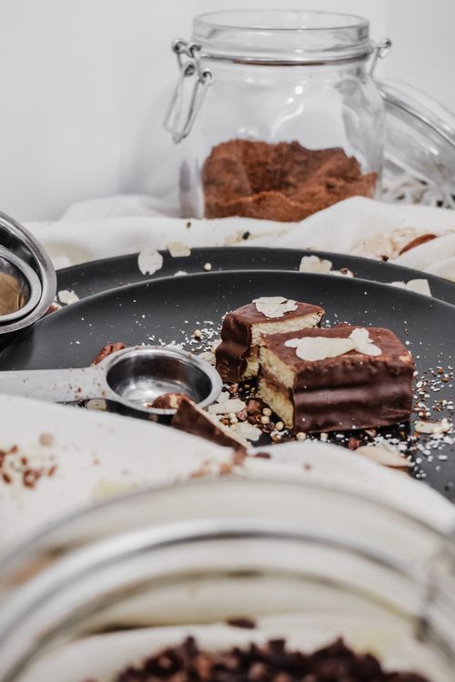 Free Indulge in a sweet treat with this decadent chocolate cake served on a sleek ceramic plate. Stock Photo