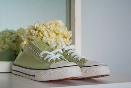 Fotobanka s bezplatnými fotkami na tému kvety, obuv, tenisky