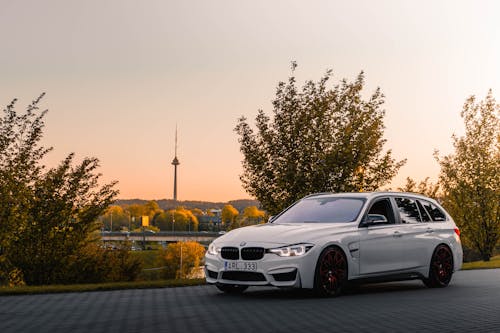 бесплатная Бесплатное стоковое фото с BMW, белая машина, припаркованный Стоковое фото