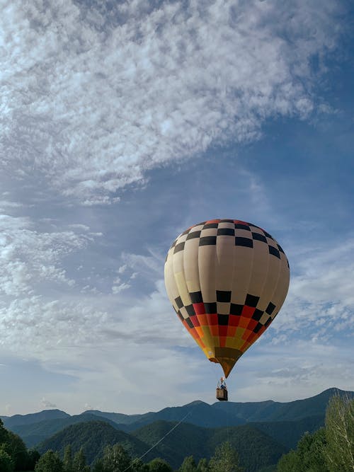 Darmowe zdjęcie z galerii z balon na gorące powietrze, chmury, góry