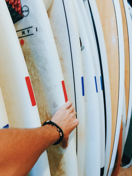 Free Person Holding a Surfboard Stock Photo