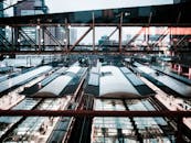 从高角度俯瞰现代城市火车站，展现其建筑细节与城市景观