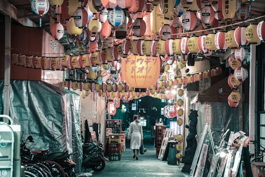 夜市里灯笼高挂，购物者独自穿行，充满活力