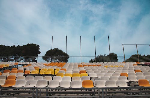 Fotos de stock gratuitas de asientos, campo de deportes, cielo azul