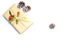 这款极简主义节日礼物采用自然装饰和松果，非常适合作为圣诞节的灵感