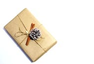 这款极简主义环保圣诞礼物，采用牛皮纸、松果和肉桂棒进行包装