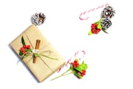 这款圣诞节日礼物以自然元素、松果和手杖装饰，非常适合节日布置