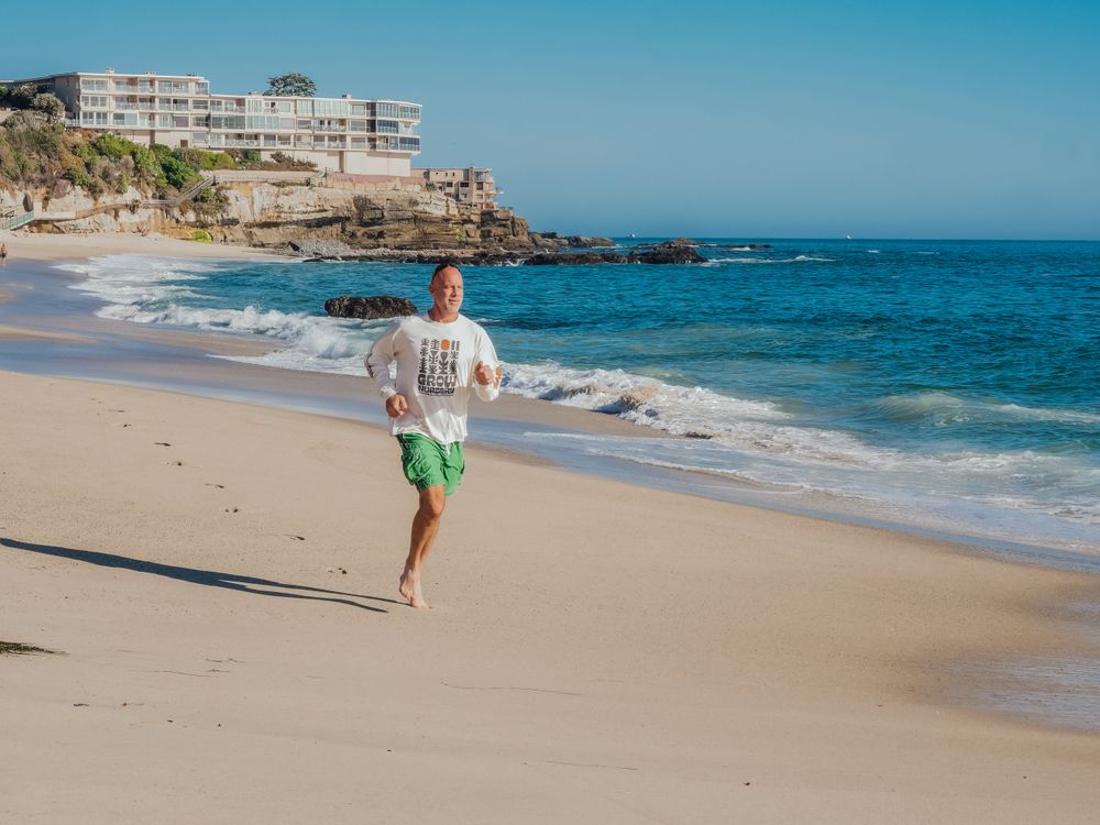 Persona corriendo al aire libre con protector solar