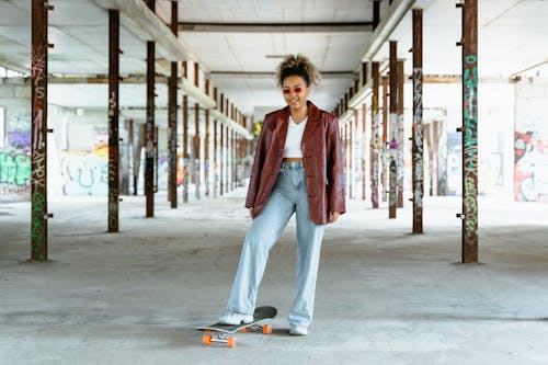 สาวเท่กับสเก็ตบอร์ดในโรงงานเก่า