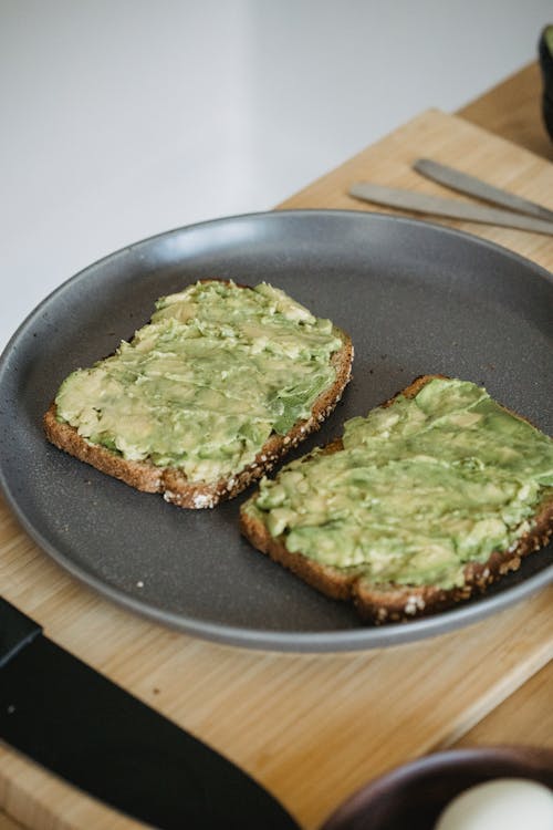 avokado tost, dikey atış, ekmek içeren Ücretsiz stok fotoğraf