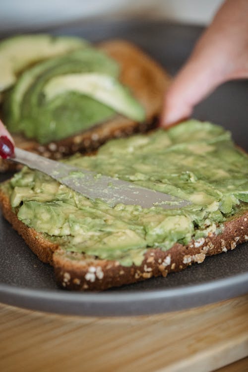 avokado tost, dikey atış, dilimler içeren Ücretsiz stok fotoğraf