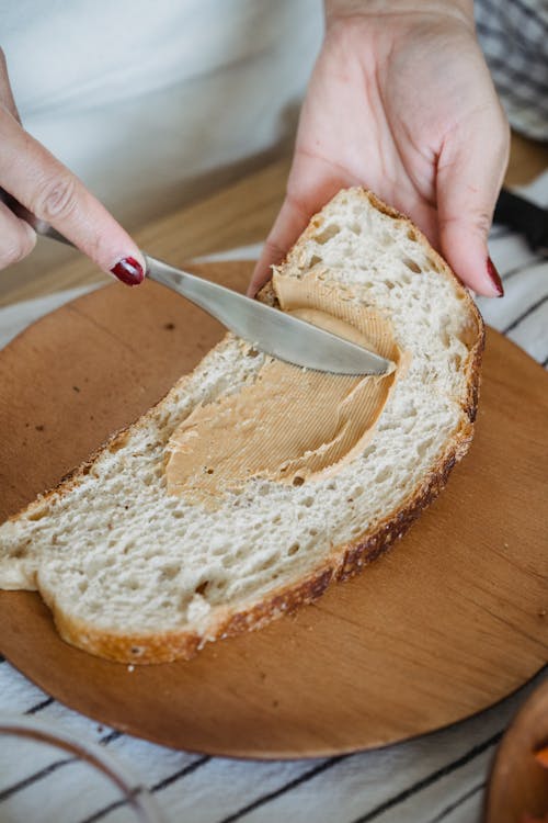 Kostnadsfri bild av bröd, brödkniv, jordnötssmör