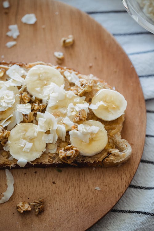Tostadas francesas en freidora de aire con yogur y plátano