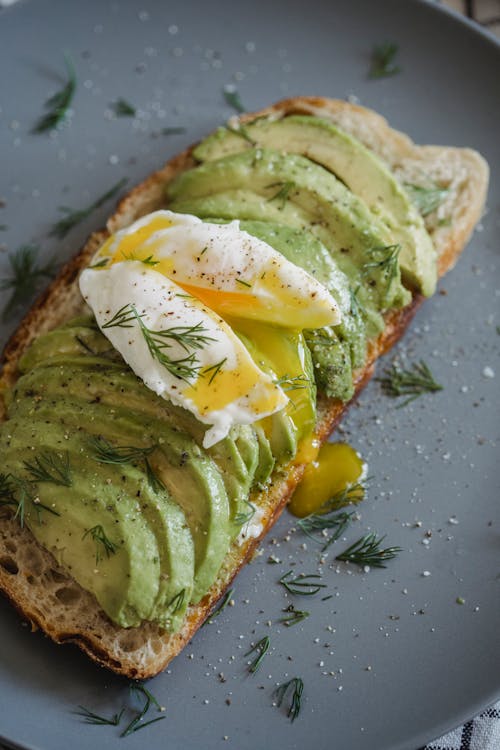 Kostenloses Stock Foto zu avocado, belegtes brot, ei