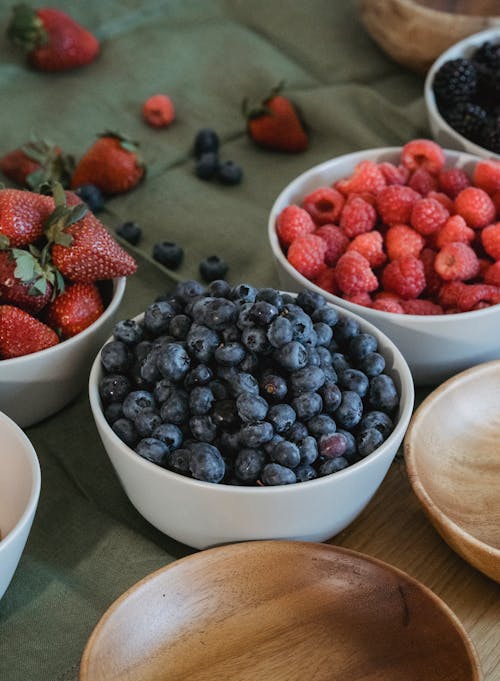 Photos gratuites de aliments, baies de forêt, bols