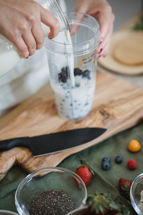 Kostenloses Stock Foto zu frucht, getränk, hände