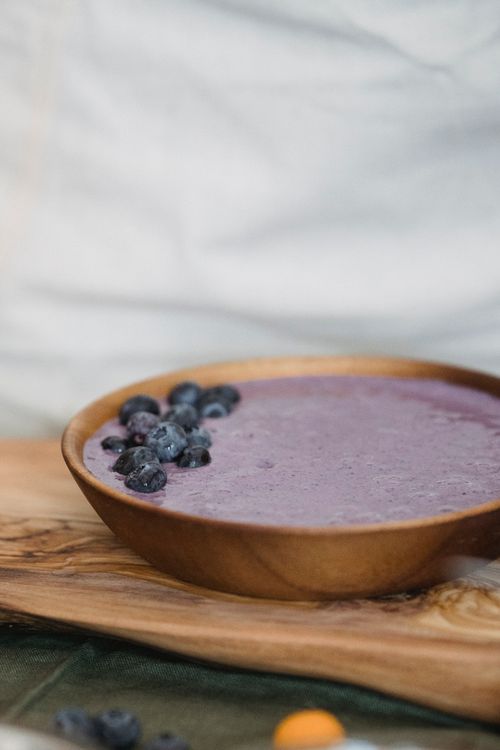 Free A close-up of a nutritious blueberry smoothie bowl on a wooden table, perfect for healthy eating. Stock Photo