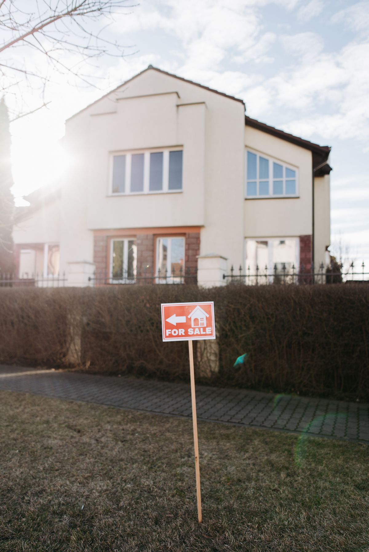 Cartel de se vende delante de una vivienda