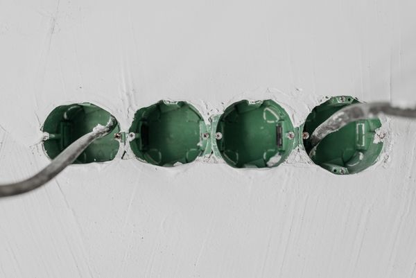 Boîtiers de prises électriques en cours d'installation