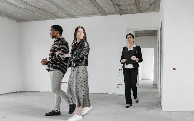 visita casa con acquirenti e agente immobiliare