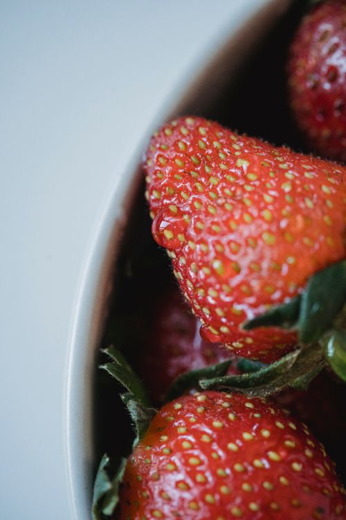 Free Delicious fresh strawberries in a bowl, showcasing vibrant red color and texture. Stock Photo