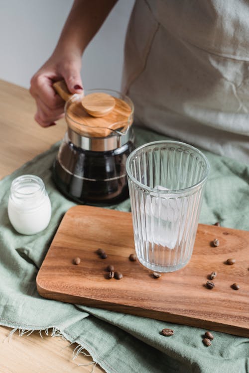 Kostenloses Stock Foto zu hand, hölzernen schneidebrett, kaffee