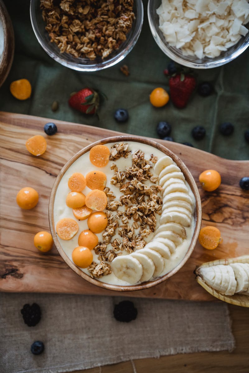 Bol de petit-déjeuner sain avec céréales et fruits