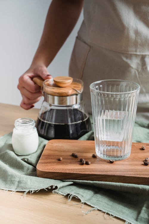 Kostenloses Stock Foto zu hand, hölzernen schneidebrett, kaffee