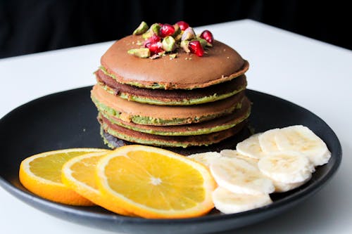 Burger Mit Geschnittener Zitrone Und Bananenfrucht Auf Tablett