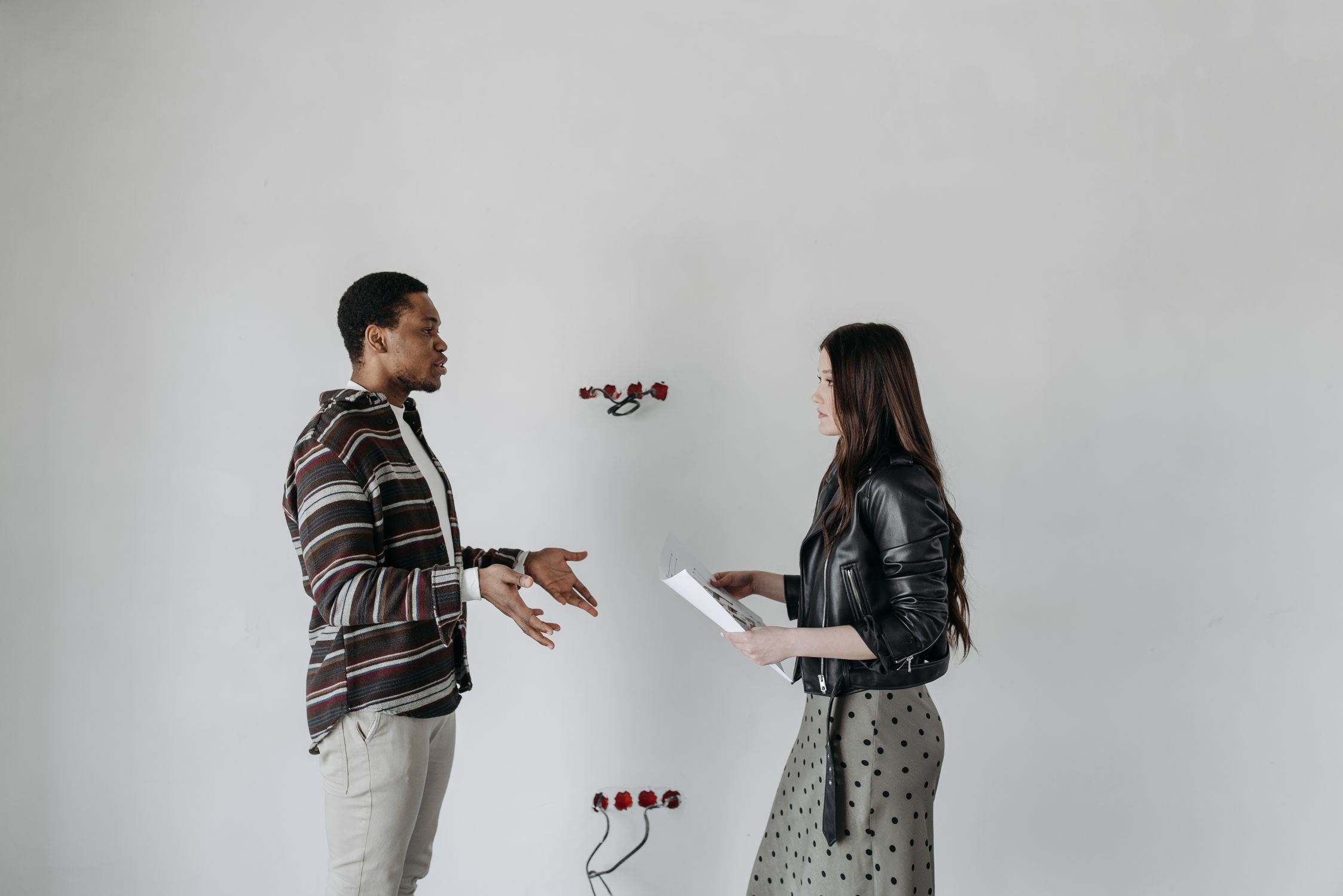 Casal em conversa tensa, representando invalidação emocional em relacionamentos