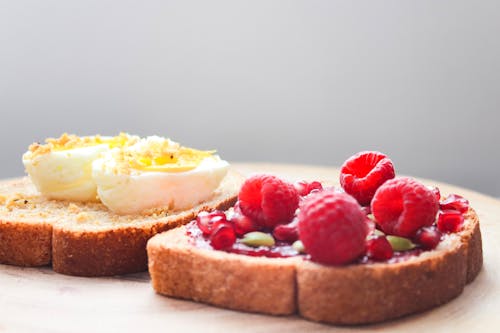 Gratis Dua Telur Rebus Dan Raspberry Di Atas Roti Loaf Foto Stok