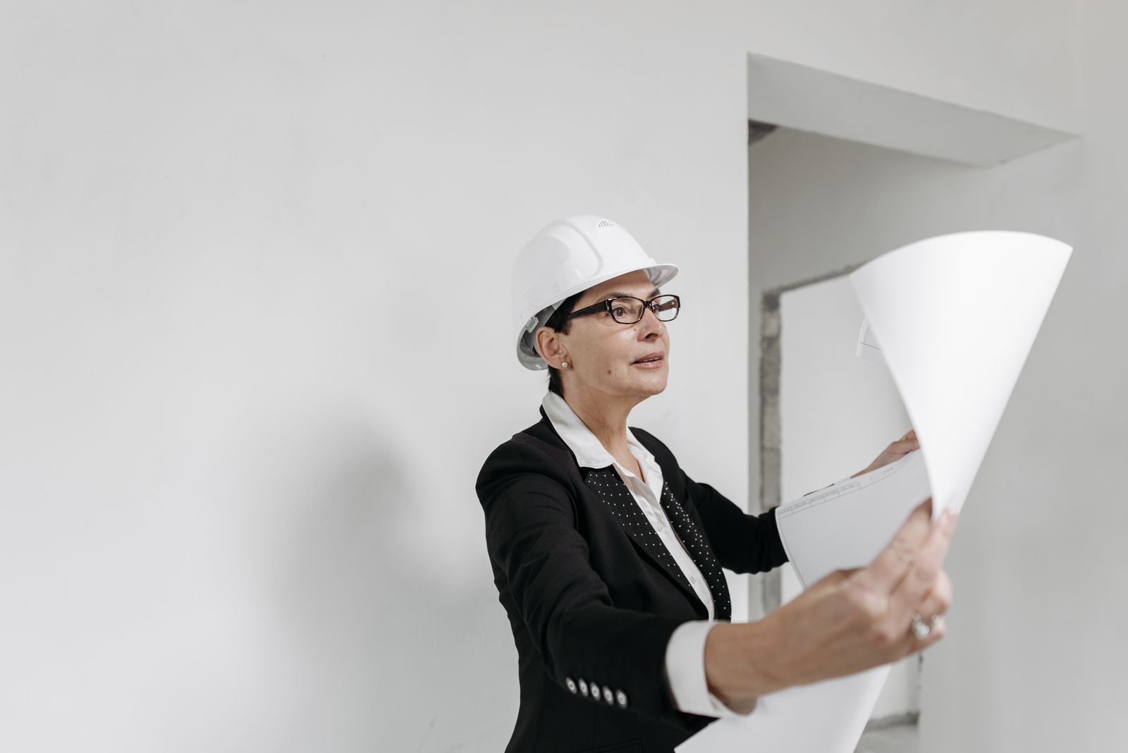 Bouwkundig professional beoordeelt projectdocumentatie