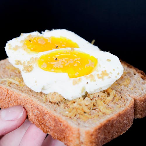 Нарезанный хлеб с яйцами