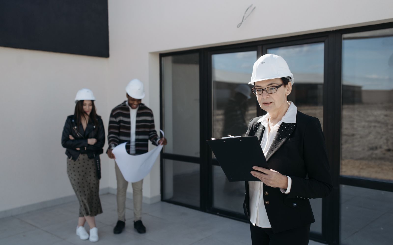 Facility managers planning an annual maintenance contract in Dubai