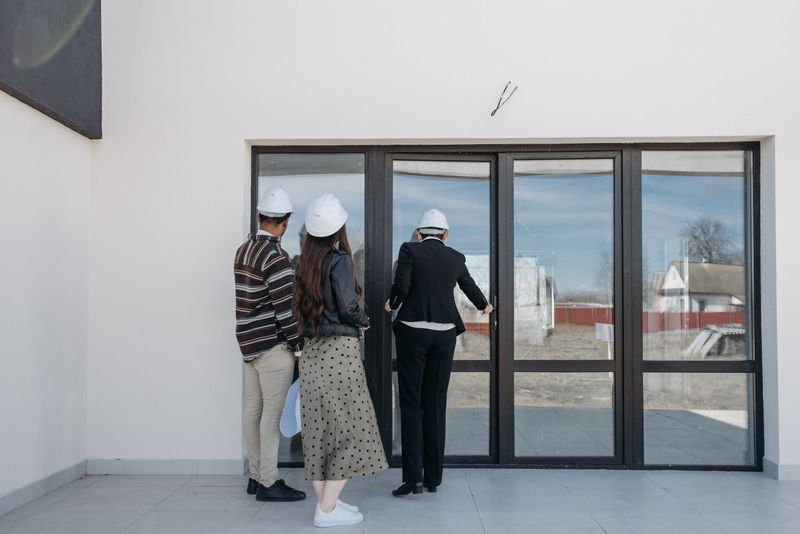 Maison vannetaise mise en vente avec toiture en ardoise visible depuis la rue