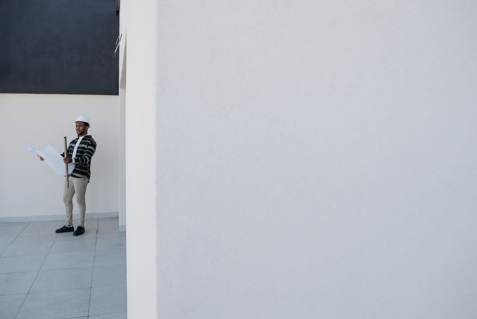 Architect controleert bouwtekeningen op locatie