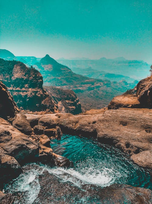 Montaña Marrón Con Cuerpo De Agua