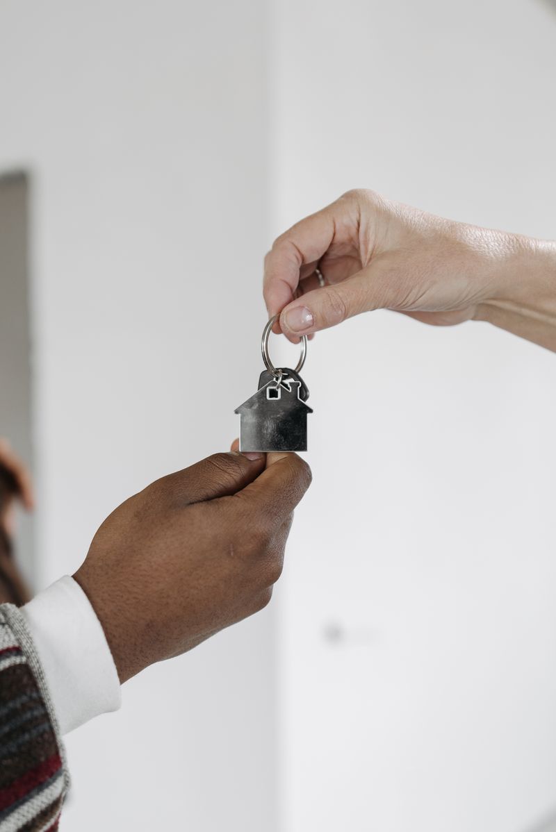 Remise d'une clé avec porte-clés en forme de maison
