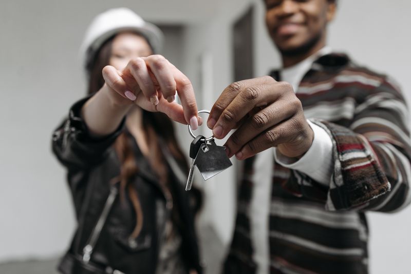 Couple tenant les clés de son nouveau logement, projet immobilier concrétisé