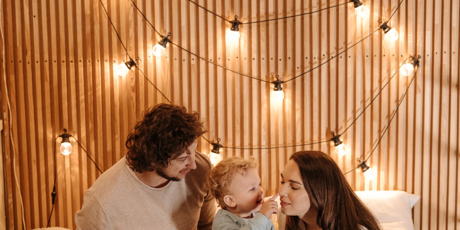 Ruhiger und verbindender Familienmoment im Alltag