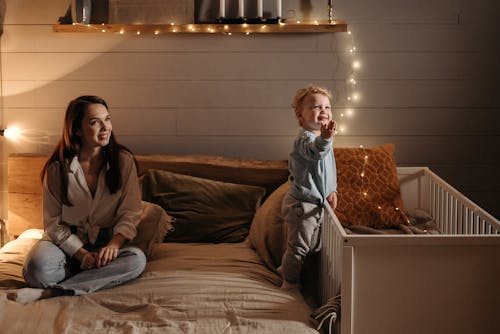Ingyenes stockfotó ágy, anya és fia, boldog témában