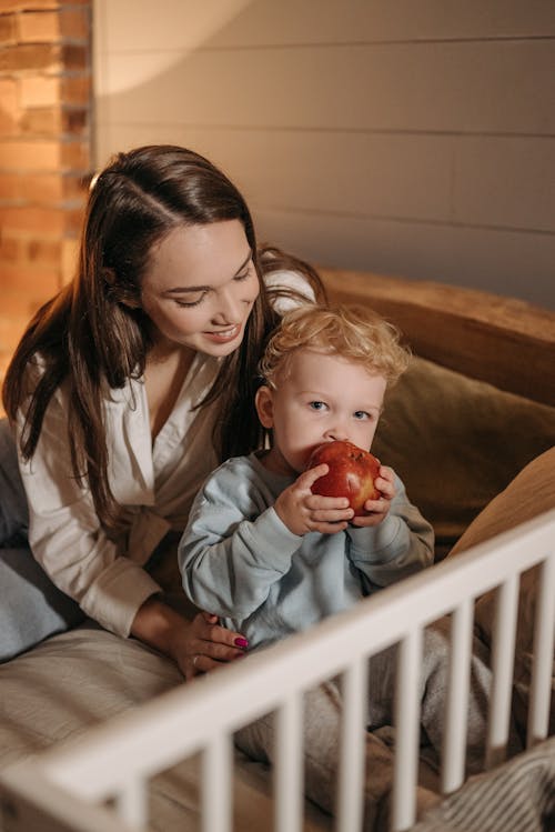 Ingyenes stockfotó ágy, alma, anya és fia témában