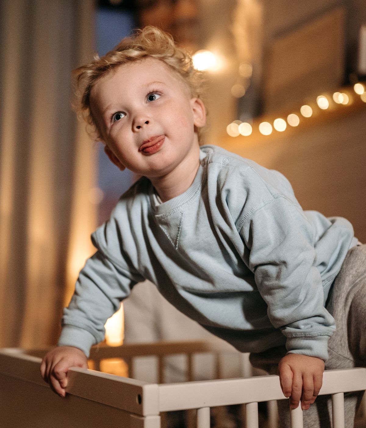 Kind lehnt sich an seine Mutter und sucht Geborgenheit