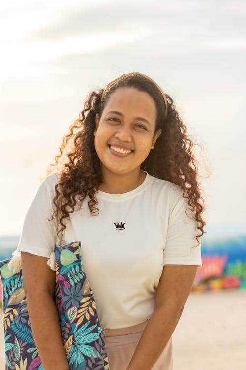 Foto profissional grátis de bonita, bonitinho, cabelo cacheado