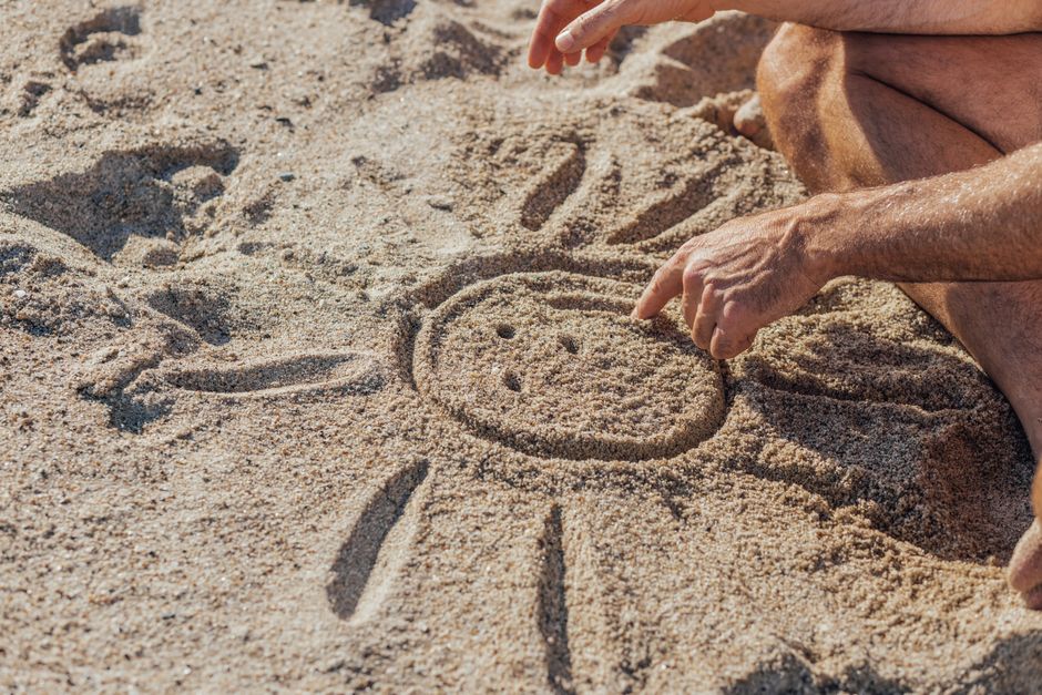 Learning sand art from a free online course